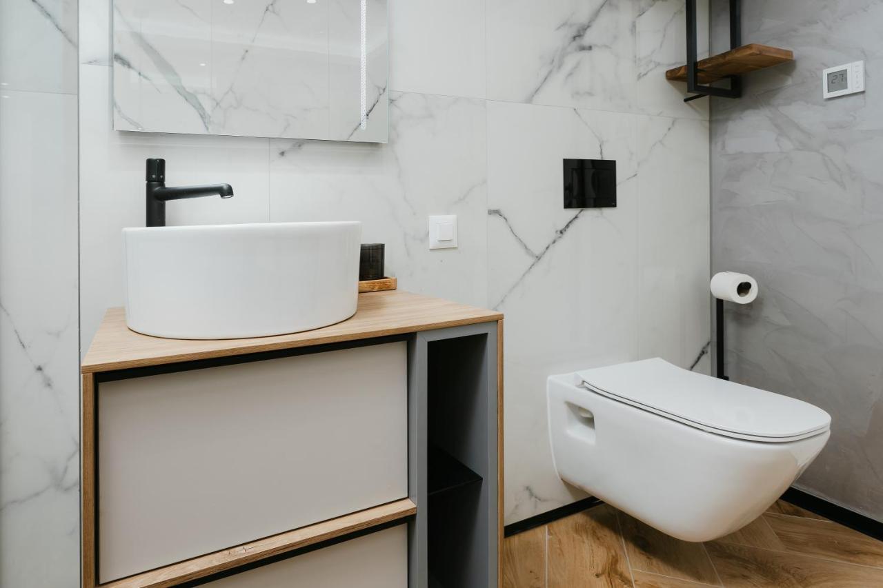The Forest - Luxe Central Apt With Free Secured Parking Brasov Luaran gambar