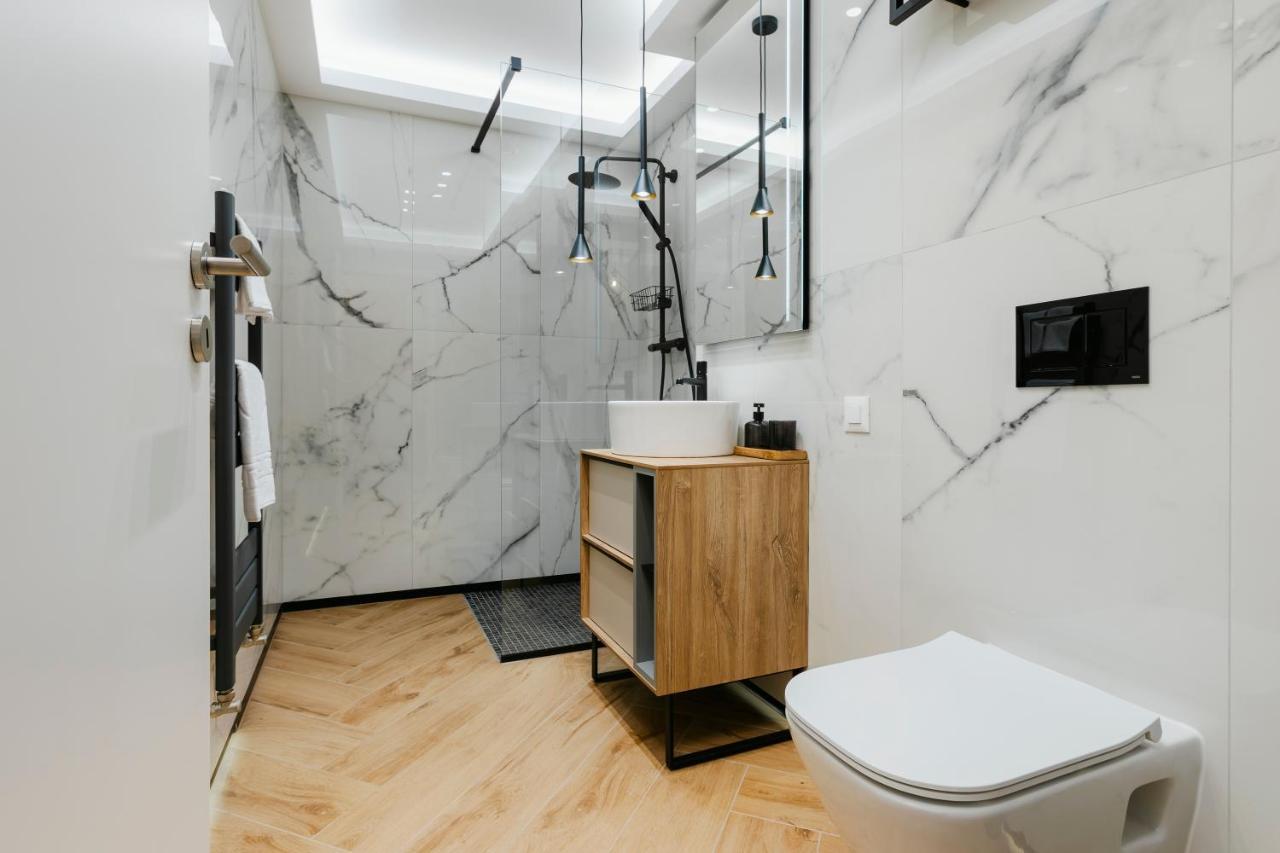 The Forest - Luxe Central Apt With Free Secured Parking Brasov Luaran gambar